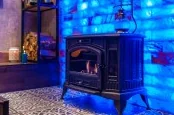Соляная стена, скрытый монтаж на профиль, шлифованная плитка 2,5 см (1 кв.м.) Гималайская соль в интерьере спальни himalaysalt.ru